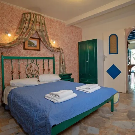 Kleoni Club 公寓式酒店 托隆